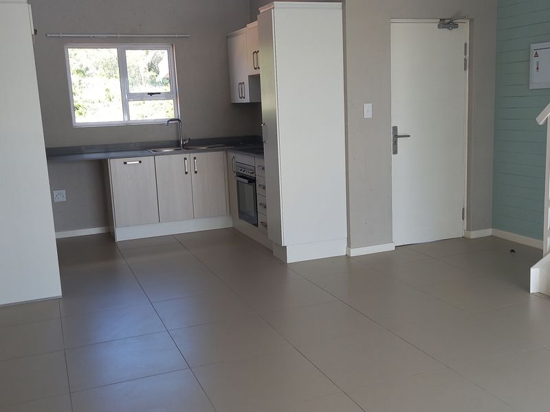 Upper Floor 2 Bedroom 1 Bathroom Loft Unit in Paulshof - Photo 4