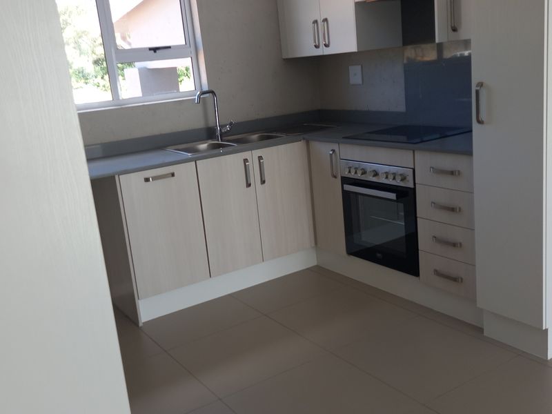 Upper Floor 2 Bedroom 1 Bathroom Loft Unit in Paulshof - Photo 9