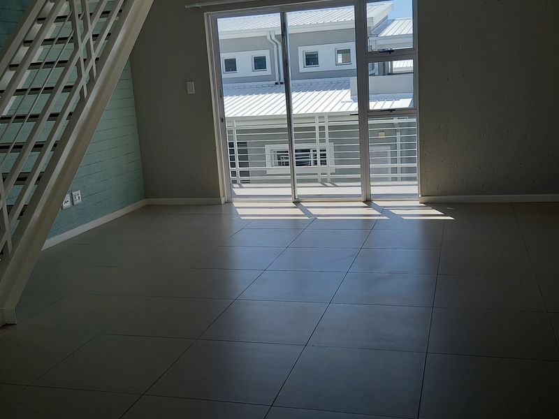 Upper Floor 2 Bedroom 1 Bathroom Loft Unit in Paulshof - Photo 10