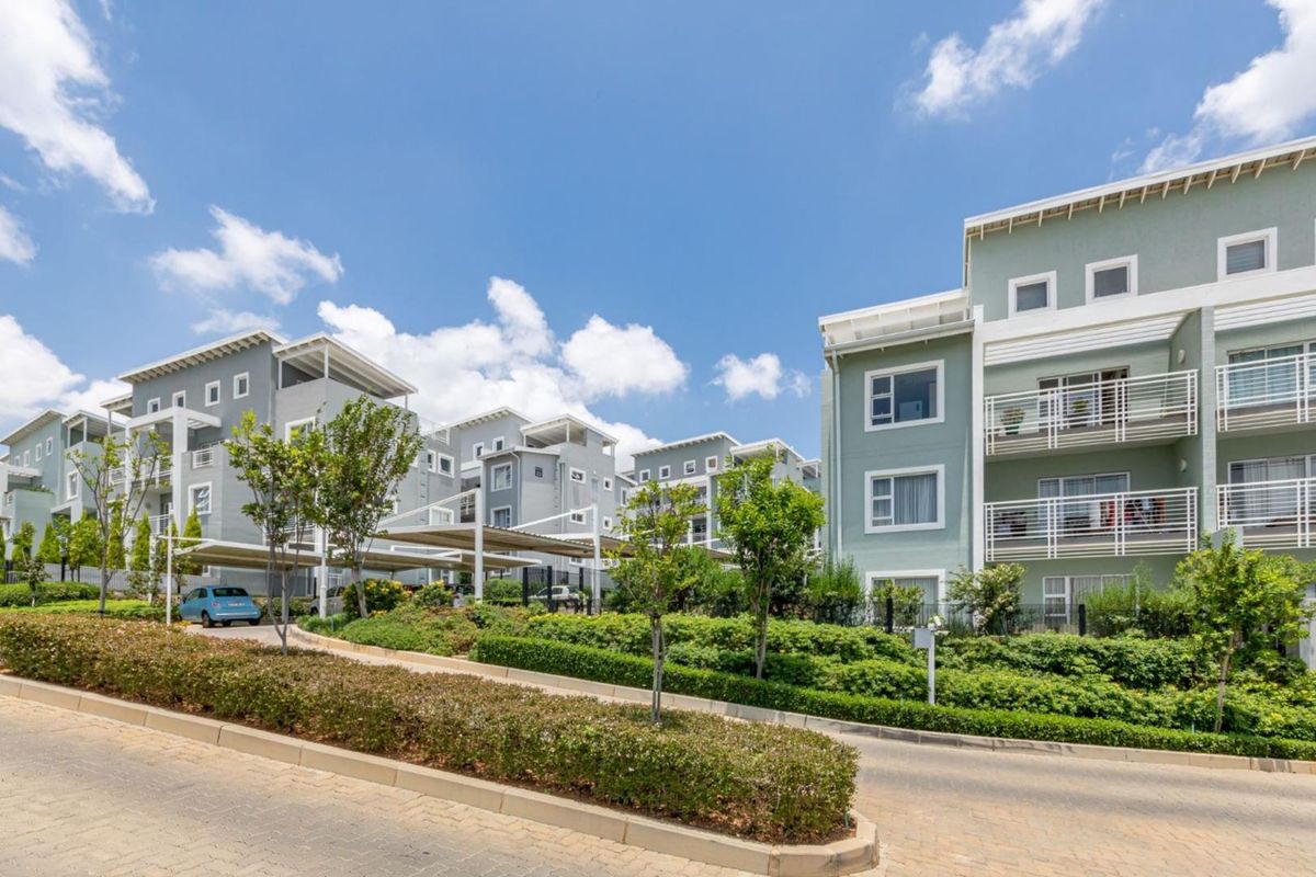 Spectular 2 Bed 1 Bath Second Floor Apartment In Paulshof - Photo 3