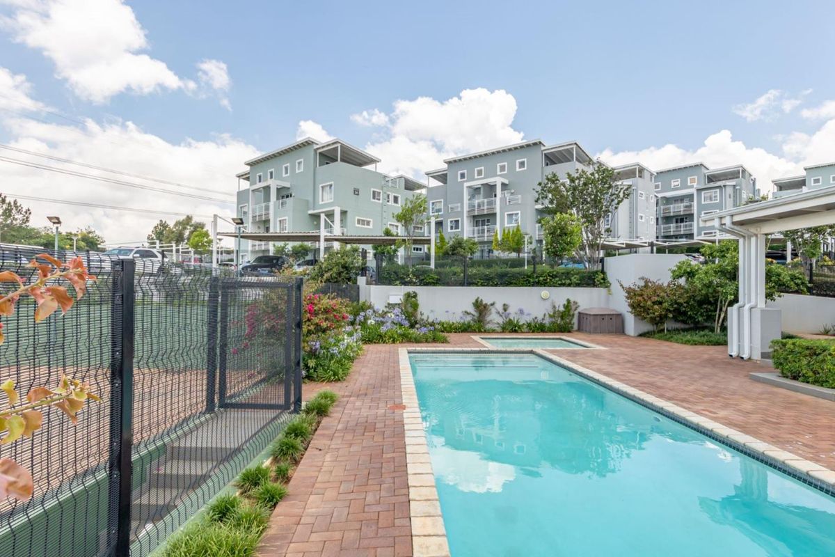 Spectular 2 Bed 1 Bath Second Floor Apartment In Paulshof - Photo 2