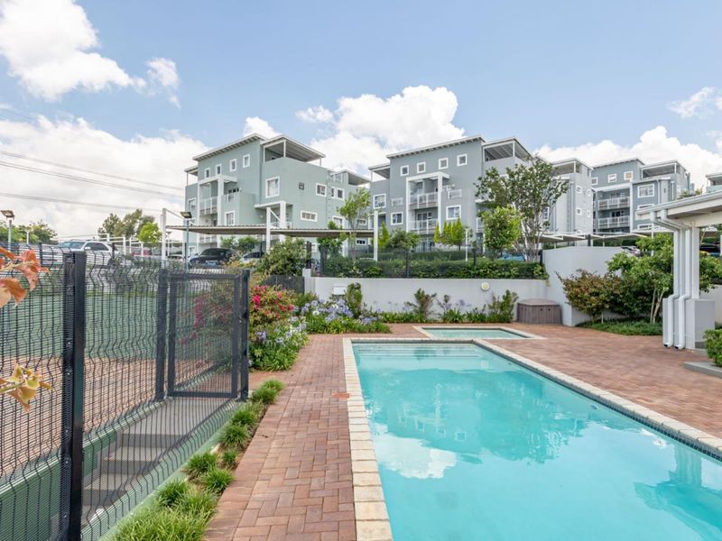 Spectular 2 Bed 1 Bath Second Floor Apartment In Paulshof - Photo 2