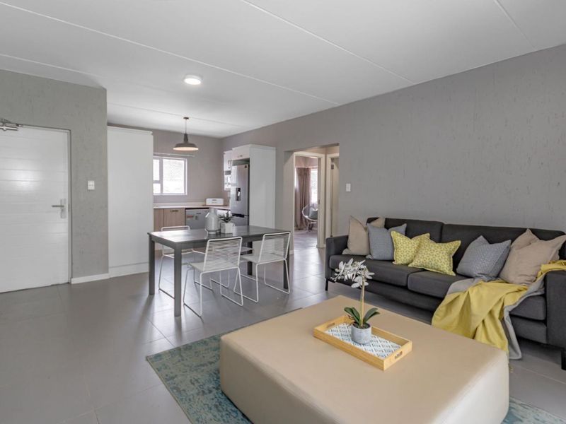 Spectular 2 Bed 1 Bath Second Floor Apartment In Paulshof - Photo 10