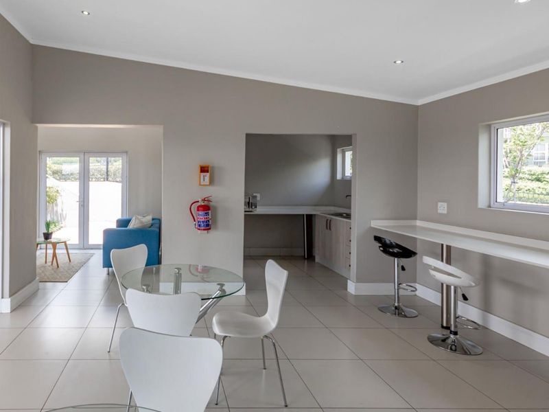 Spectular 2 Bed 1 Bath Second Floor Apartment In Paulshof - Photo 9