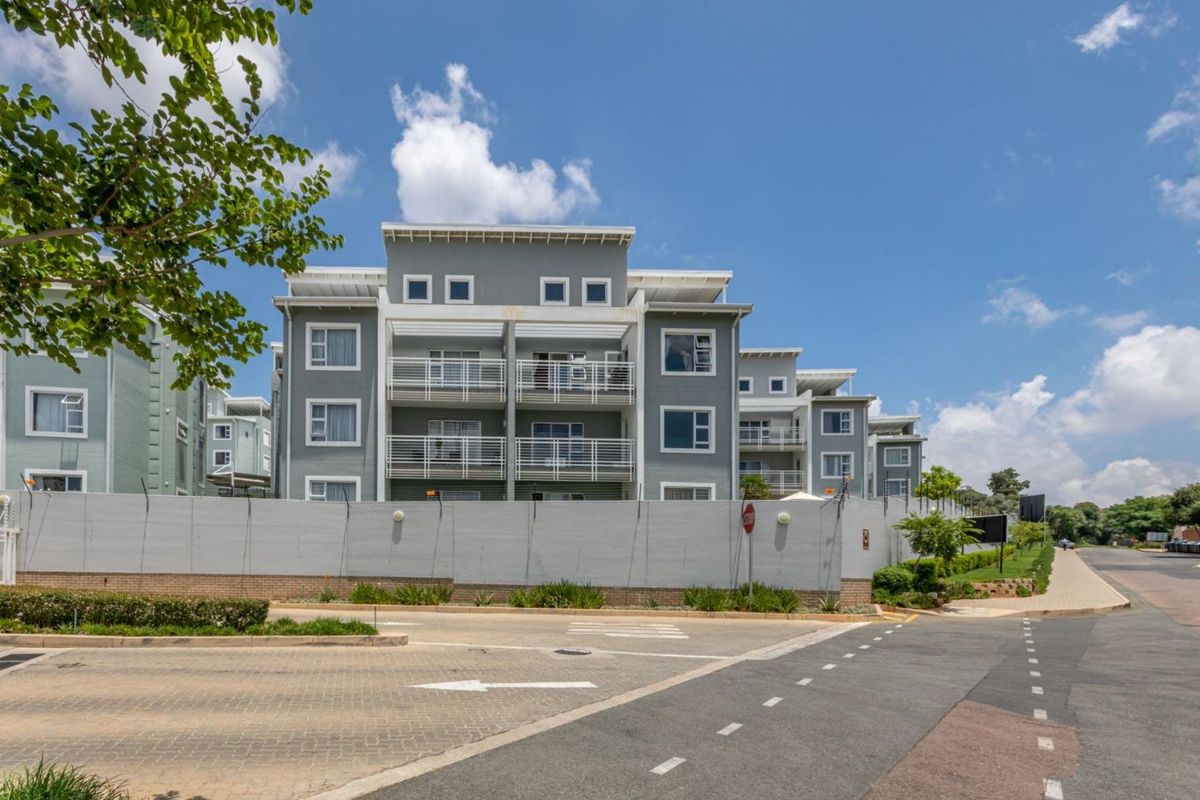 Spectular 2 Bed 1 Bath Second Floor Apartment In Paulshof - Photo 4