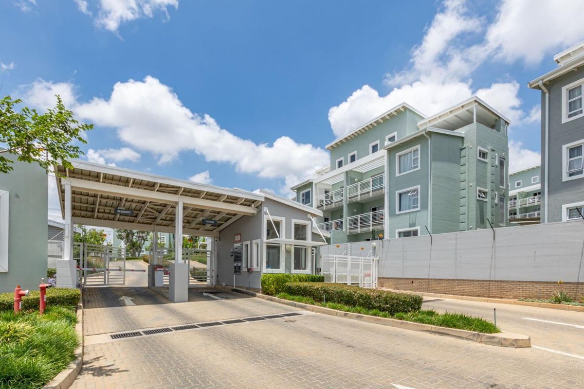 Spectular 2 Bed 1 Bath Second Floor Apartment In Paulshof - Photo 5
