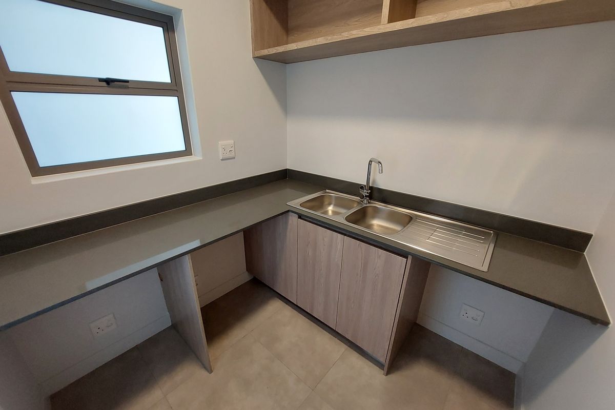 Exquisite, pet friendly, 3 bedrooms, 3.5 bathroom PENTHOUSE - Photo 5