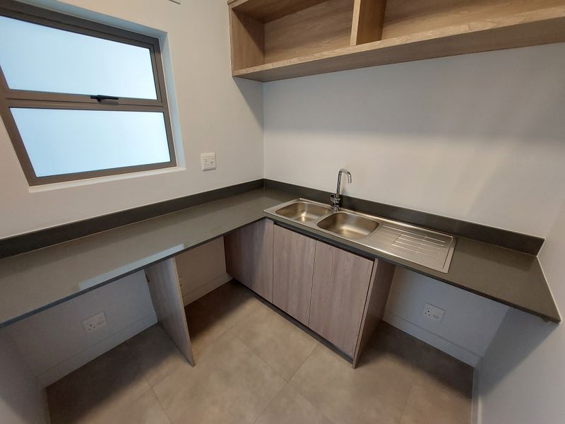 Exquisite, pet friendly, 3 bedrooms, 3.5 bathroom PENTHOUSE - Photo 5