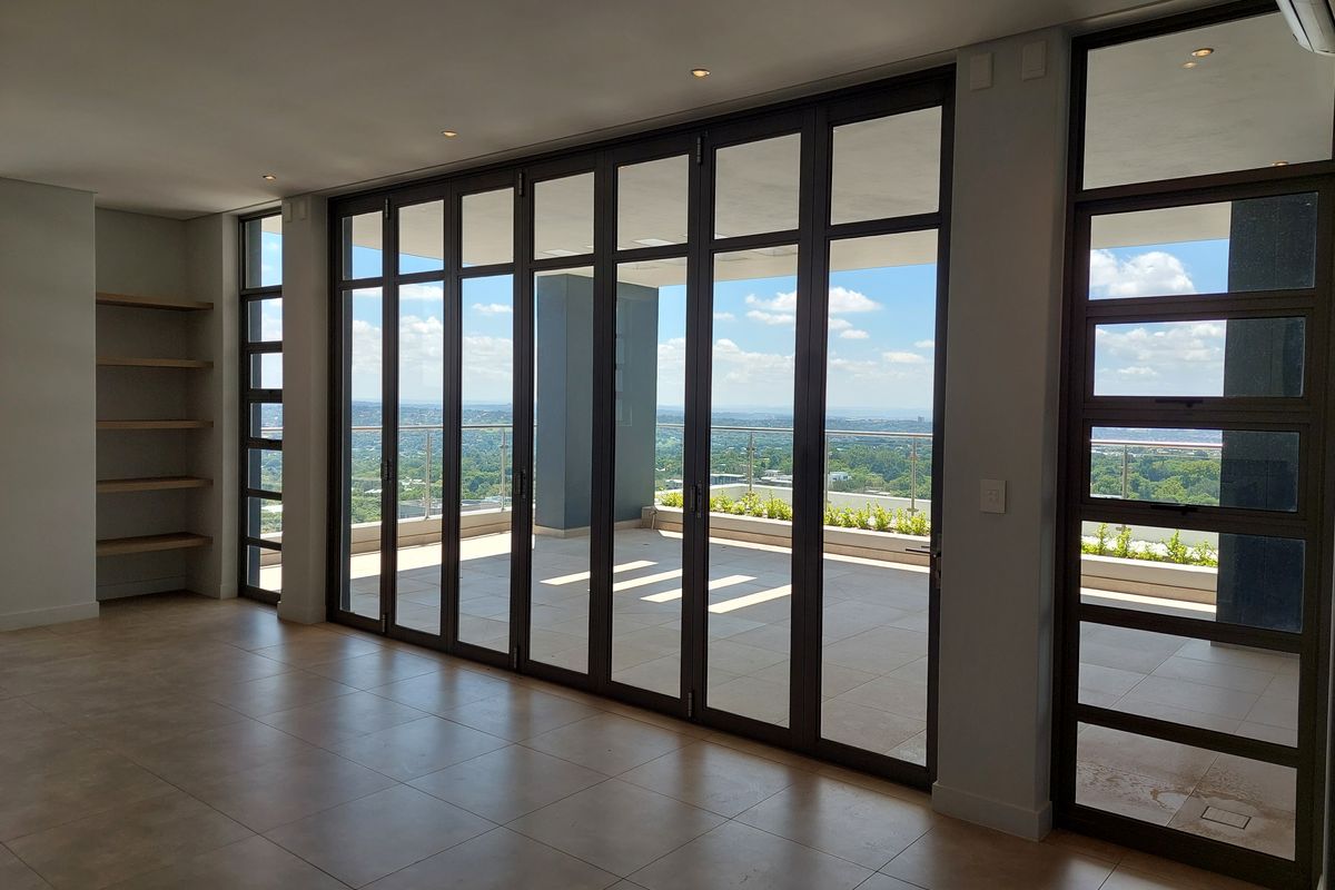 Exquisite, pet friendly, 3 bedrooms, 3.5 bathroom PENTHOUSE - Photo 2