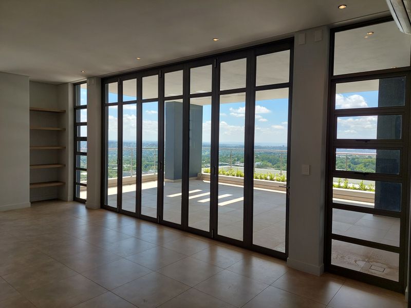 Exquisite, pet friendly, 3 bedrooms, 3.5 bathroom PENTHOUSE - Photo 2