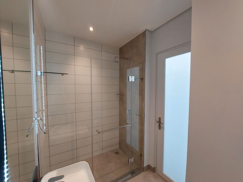 Exquisite, pet friendly, 3 bedrooms, 3.5 bathroom PENTHOUSE - Photo 10