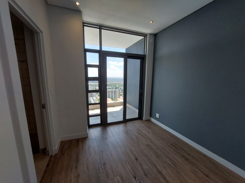 Exquisite, pet friendly, 3 bedrooms, 3.5 bathroom PENTHOUSE - Photo 8