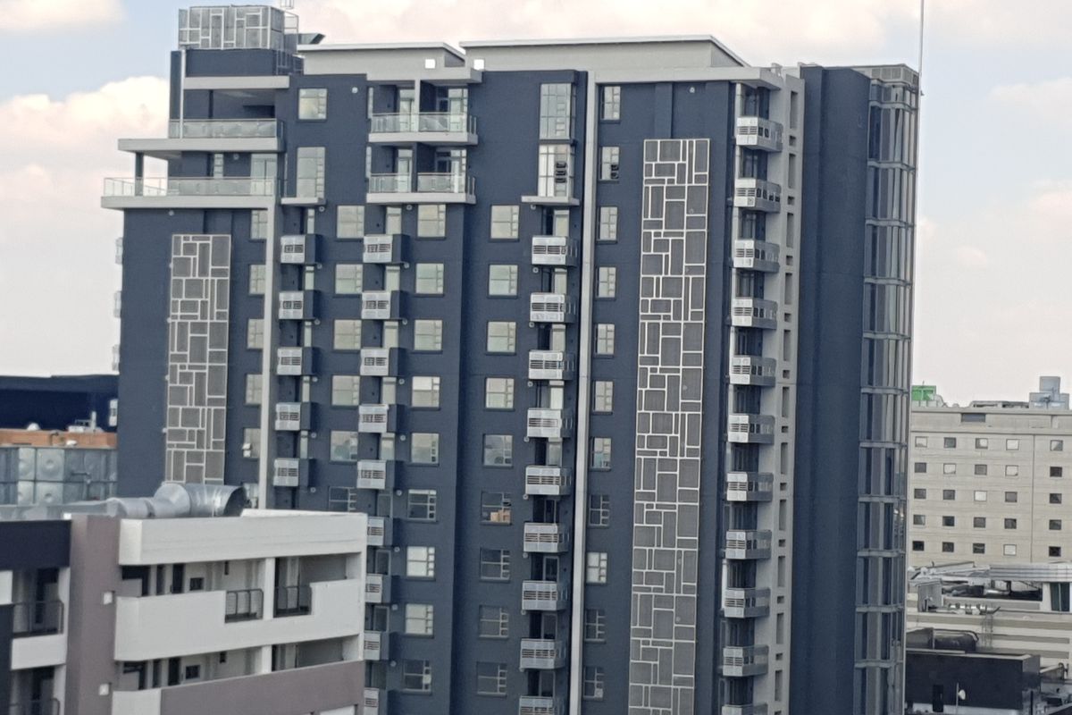 Exquisite, pet friendly, 3 bedrooms, 3.5 bathroom PENTHOUSE - Photo 3