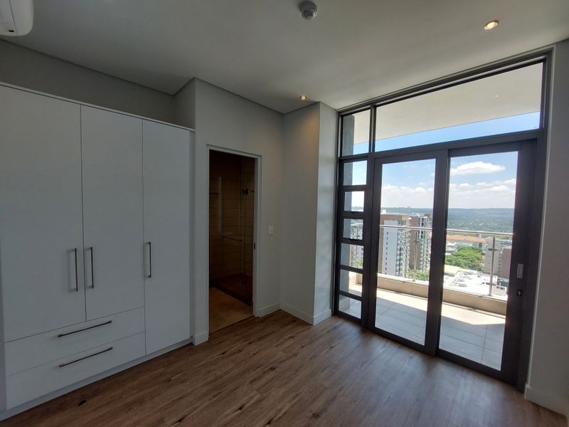 Exquisite, pet friendly, 3 bedrooms, 3.5 bathroom PENTHOUSE - Photo 9