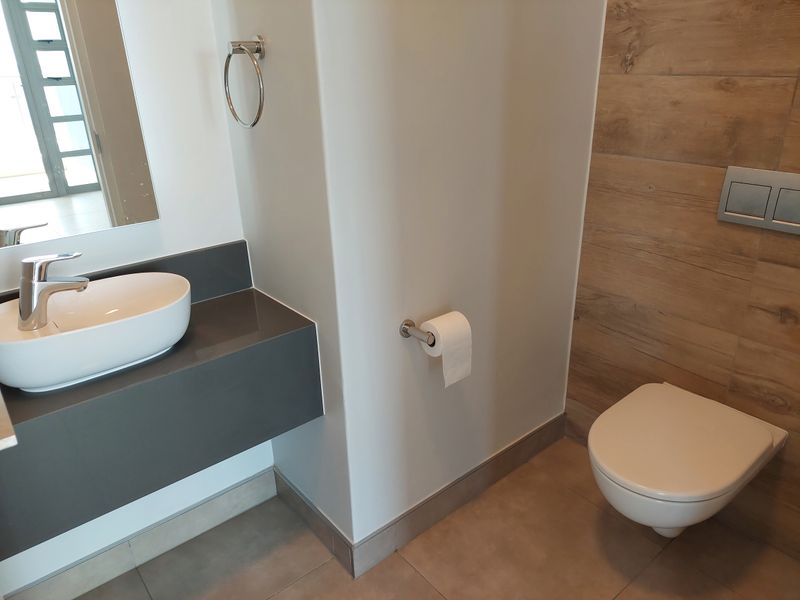 Exquisite, pet friendly, 3 bedrooms, 3.5 bathroom PENTHOUSE - Photo 7