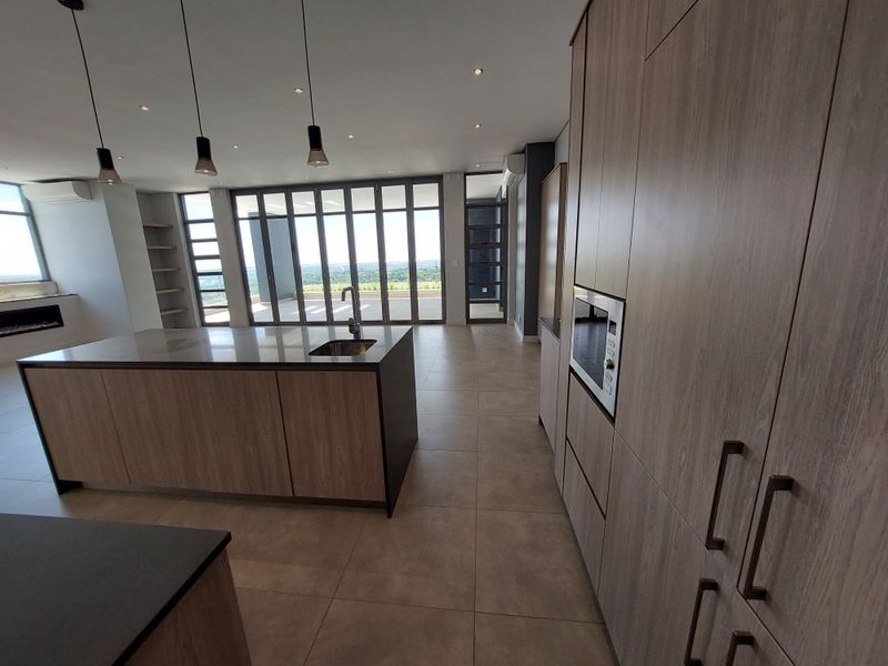 Exquisite, pet friendly, 3 bedrooms, 3.5 bathroom PENTHOUSE - Photo 6