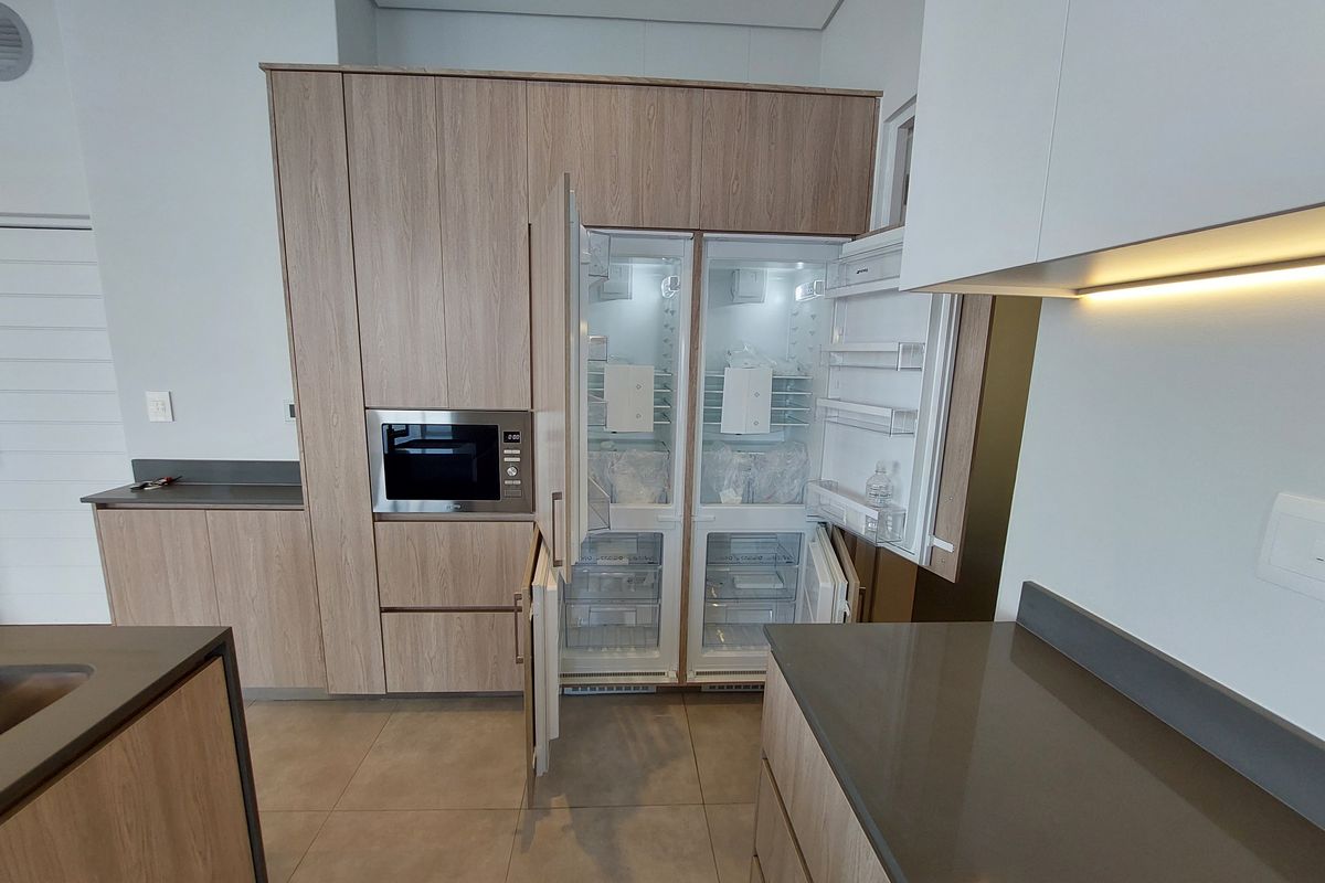 Exquisite, pet friendly, 3 bedrooms, 3.5 bathroom PENTHOUSE - Photo 4