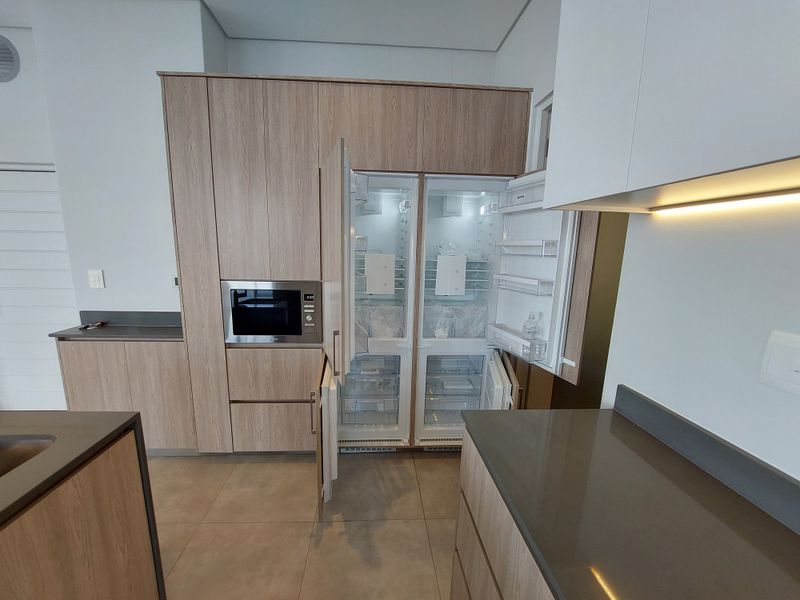 Exquisite, pet friendly, 3 bedrooms, 3.5 bathroom PENTHOUSE - Photo 4