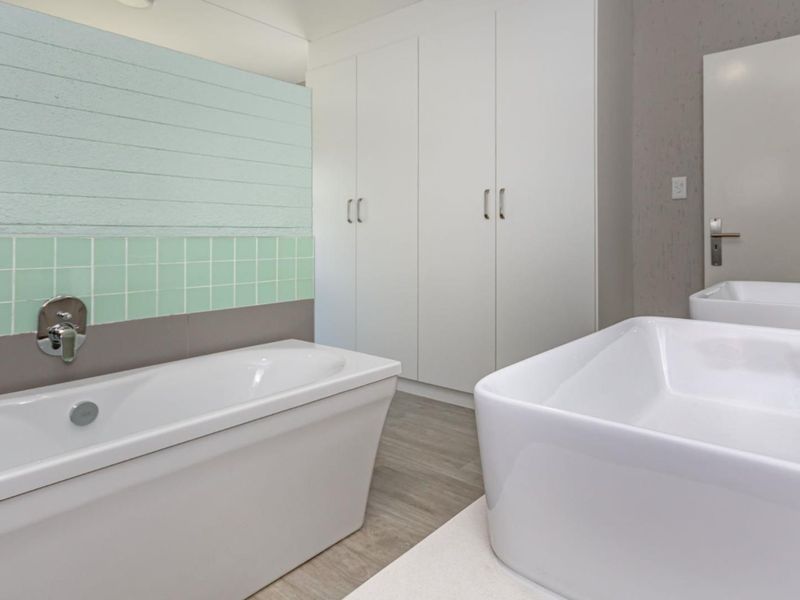 Modern 2 Bed 2 Bath Apartment. The Quails Lifestyle Estate. Paulshof. - Photo 10
