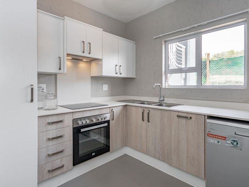 Modern 2 Bed 2 Bath Apartment. The Quails Lifestyle Estate. Paulshof. - Photo 3