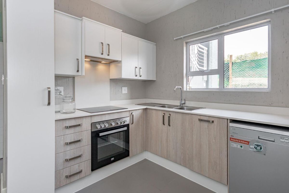 Modern 2 Bed 2 Bath Apartment. The Quails Lifestyle Estate. Paulshof. - Photo 4