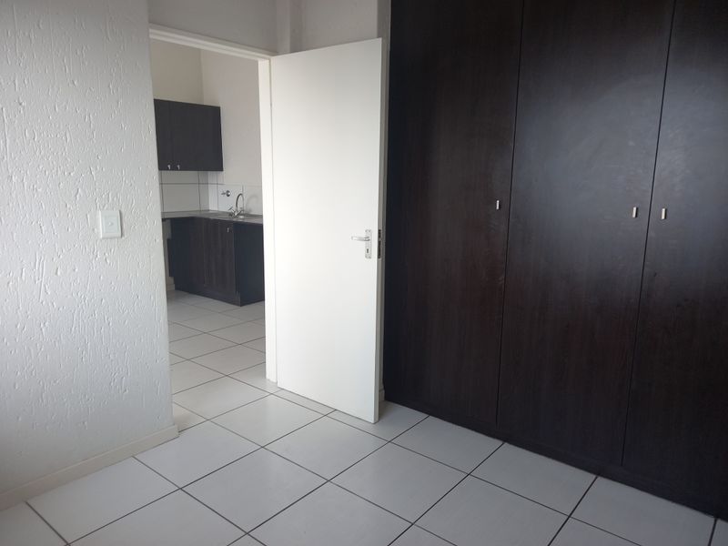 Stylish yet practical 2 bedroom 1 bathroom apartment - Photo 5