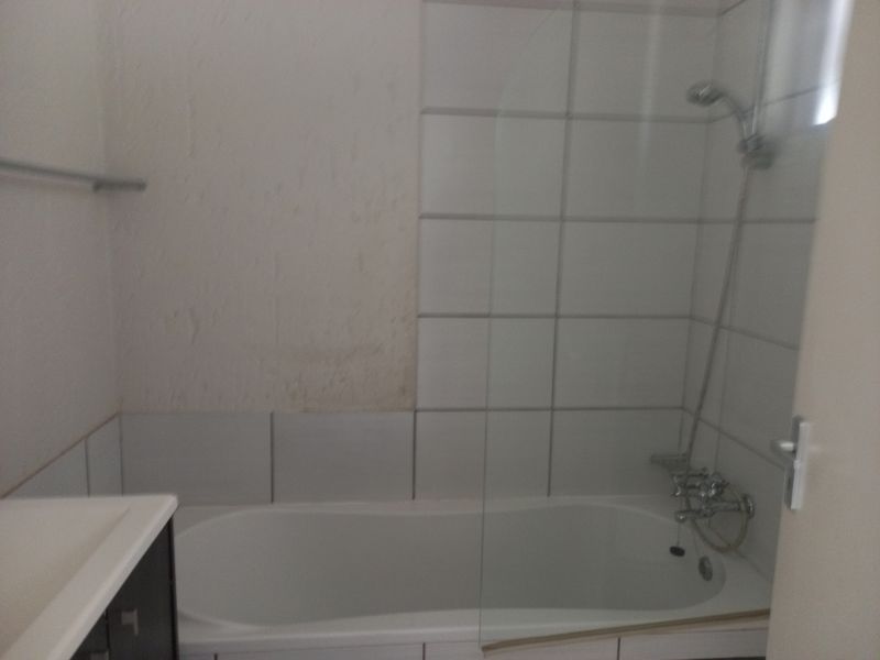 Stylish yet practical 2 bedroom 1 bathroom apartment - Photo 10