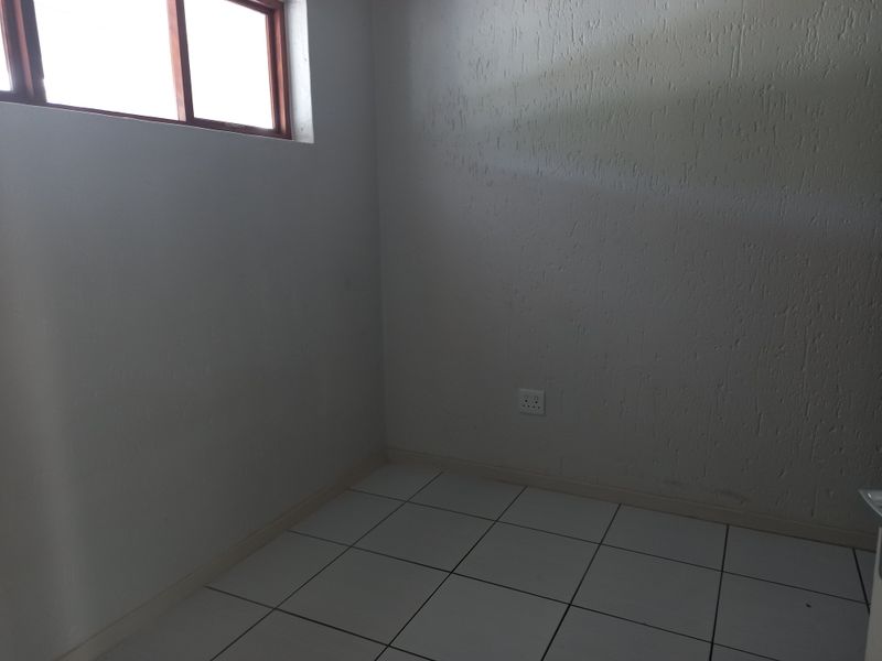 Stylish yet practical 2 bedroom 1 bathroom apartment - Photo 8