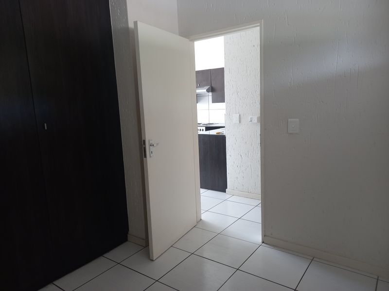 Stylish yet practical 2 bedroom 1 bathroom apartment - Photo 9
