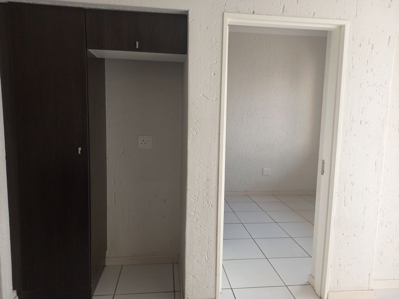Stylish yet practical 2 bedroom 1 bathroom apartment - Photo 7