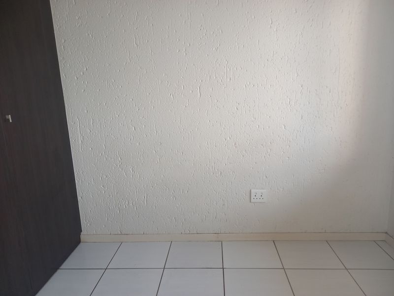 Stylish yet practical 2 bedroom 1 bathroom apartment - Photo 6