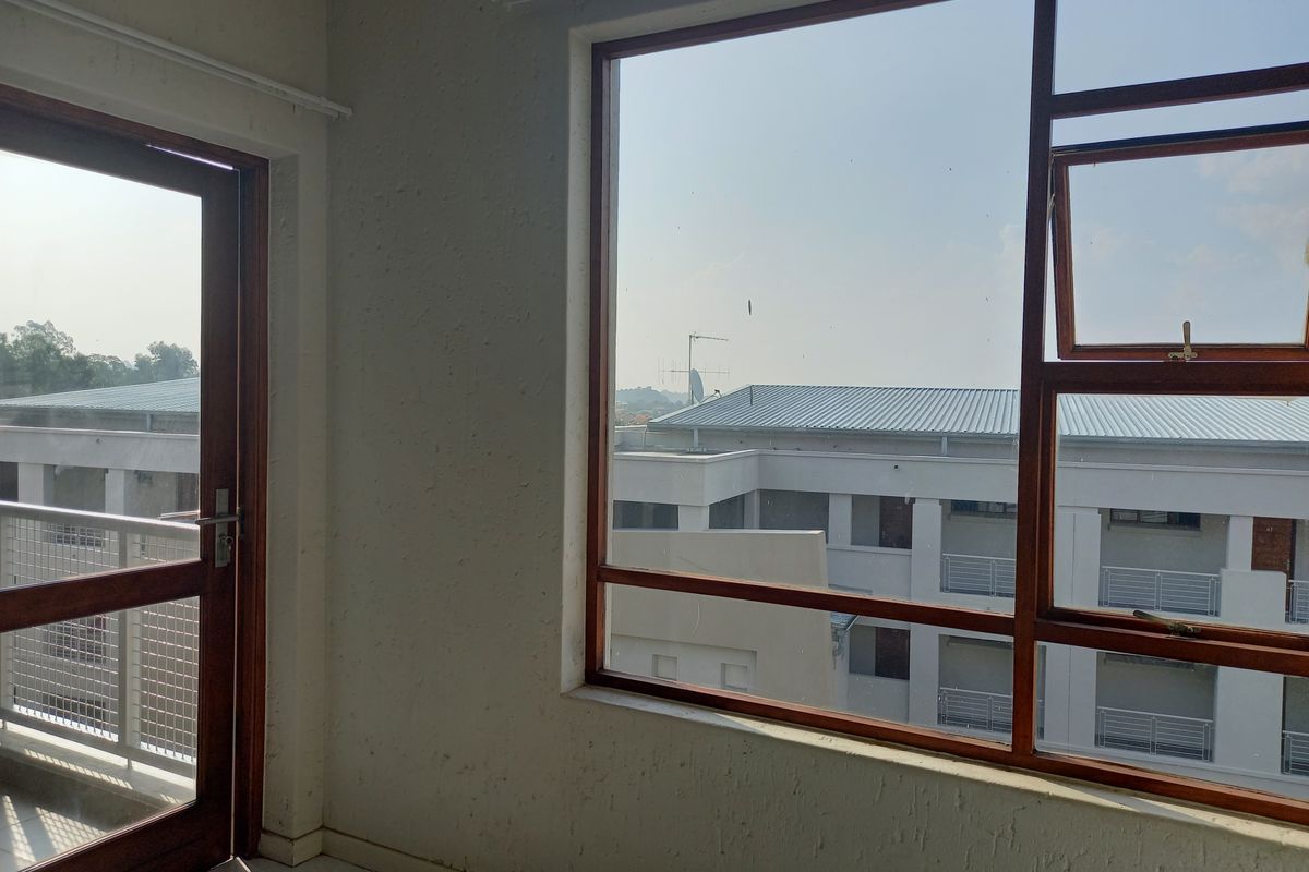 Stylish yet practical 2 bedroom 1 bathroom apartment - Photo 2