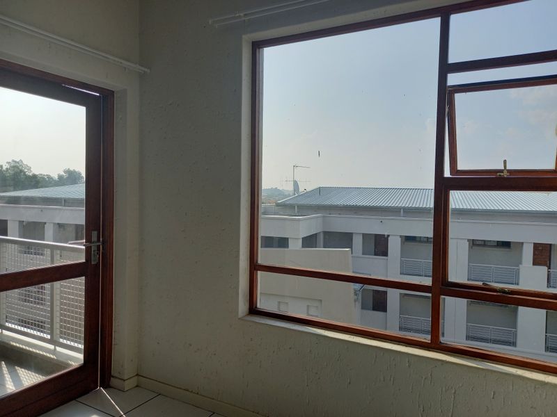 Stylish yet practical 2 bedroom 1 bathroom apartment - Photo 2