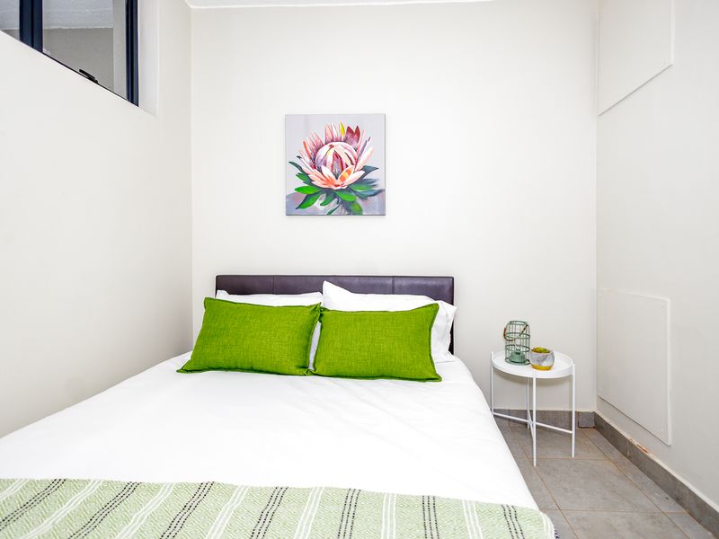 Perfectly Located Ground Floor 2 Bed 1 Bath Unit - Photo 7