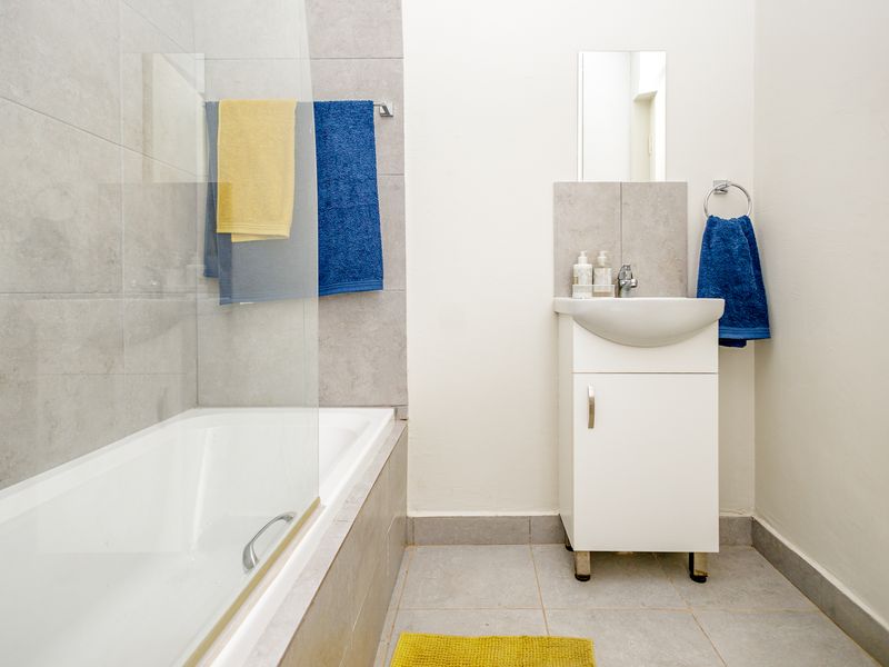 Perfectly Located Ground Floor 2 Bed 1 Bath Unit - Photo 10