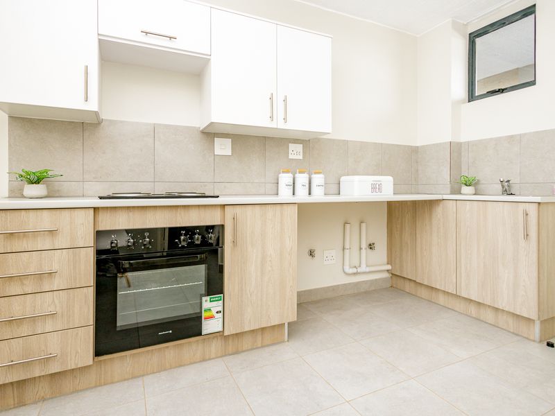 Perfectly Located Ground Floor 2 Bed 1 Bath Unit - Photo 6