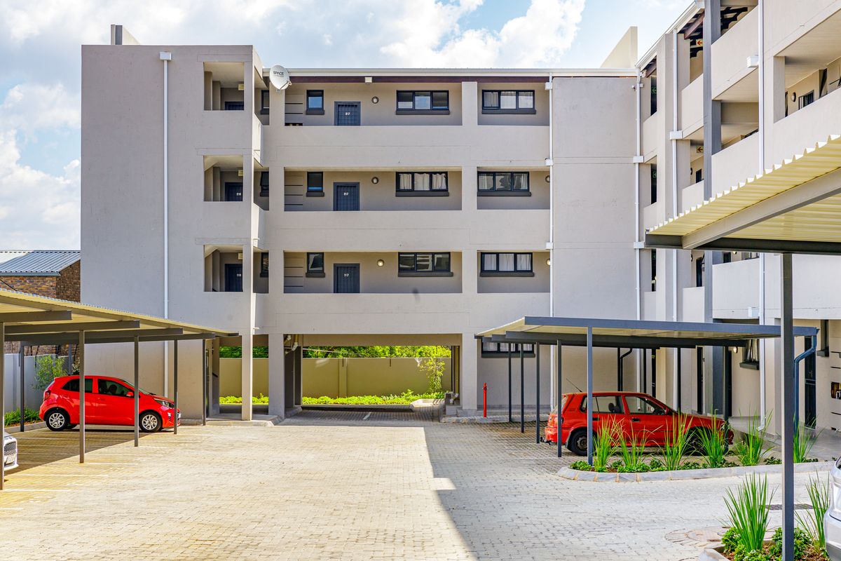 Perfectly Located Ground Floor 2 Bed 1 Bath Unit - Photo 3