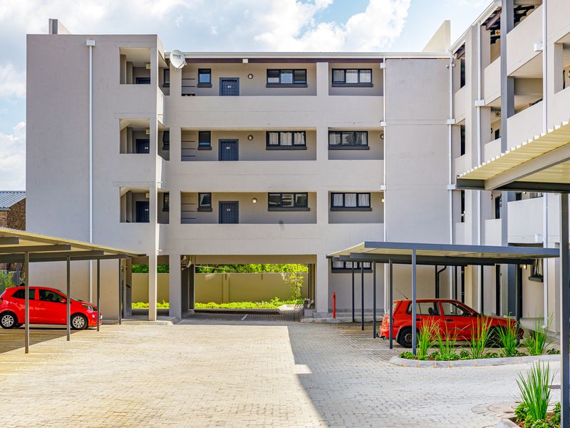 Perfectly Located Ground Floor 2 Bed 1 Bath Unit - Photo 3