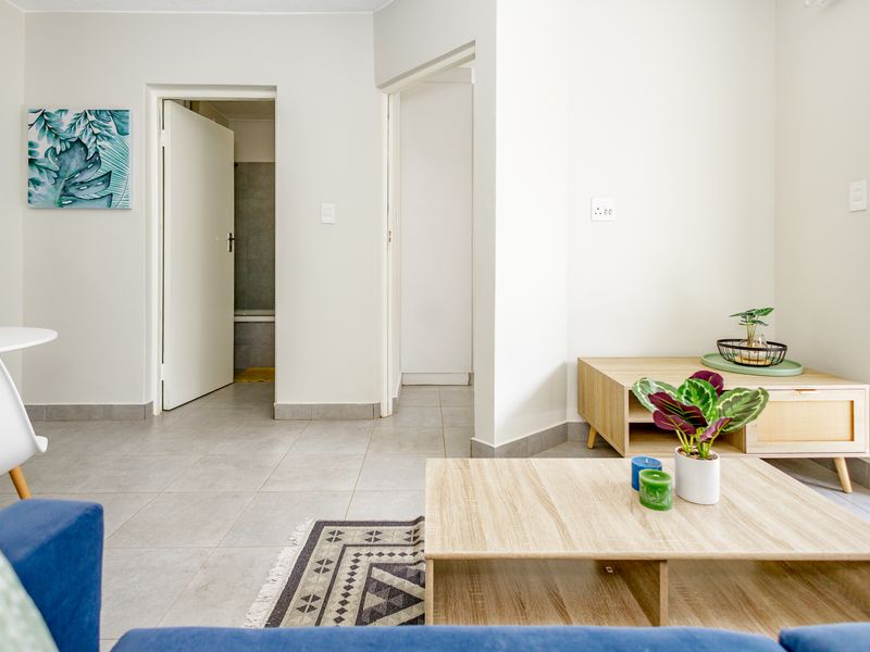 Perfectly Located Ground Floor 2 Bed 1 Bath Unit - Photo 5