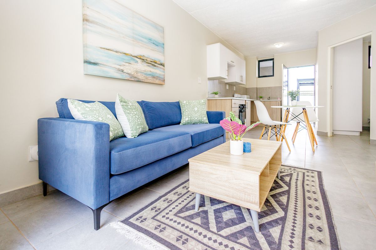 Perfectly Located Ground Floor 2 Bed 1 Bath Unit - Photo 2