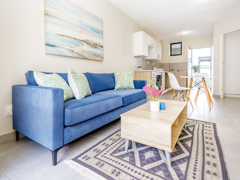 Perfectly Located Ground Floor 2 Bed 1 Bath Unit - Photo 2