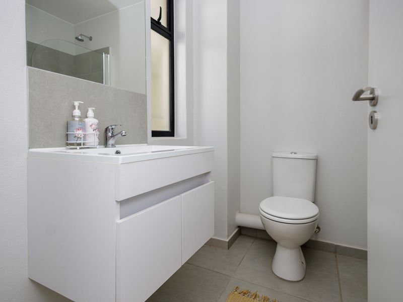 Ultra Modern and Spacious 2 Bed 1 Bath Apartment in Rivonia - Photo 10