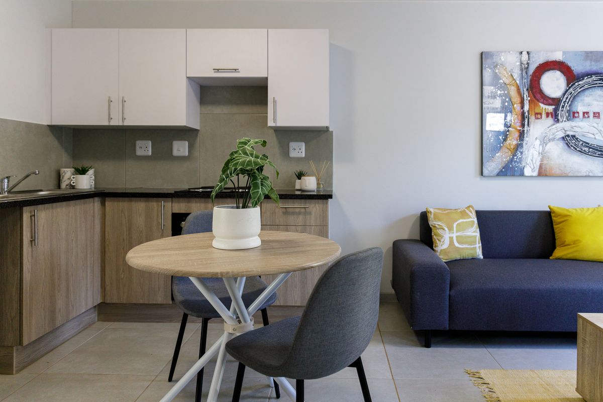 Ultra Modern and Spacious 2 Bed 1 Bath Apartment in Rivonia - Photo 5