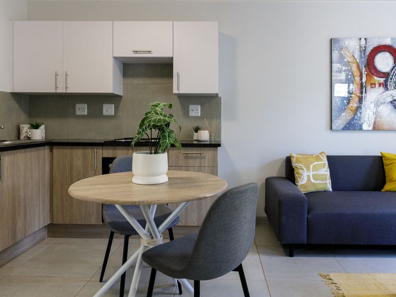 Ultra Modern and Spacious 2 Bed 1 Bath Apartment in Rivonia - Photo 5