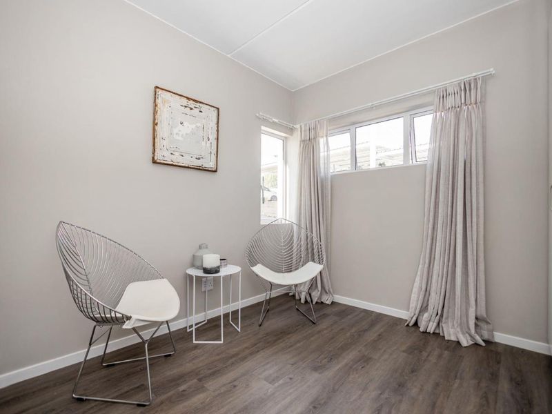 Stylish and Classic  2 Bed 1 Bath Apartment in Paulshof Sandton - Photo 10