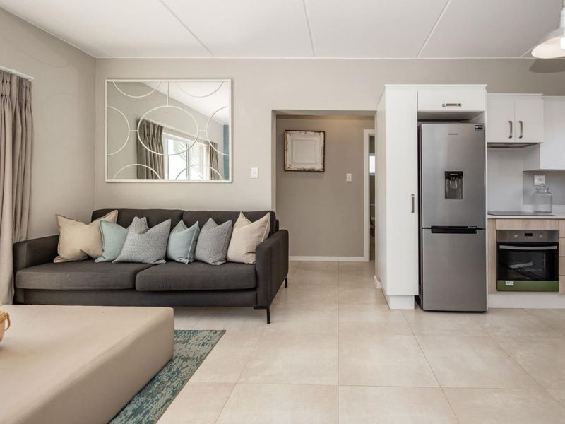 Stylish and Classic  2 Bed 1 Bath Apartment in Paulshof Sandton - Photo 5