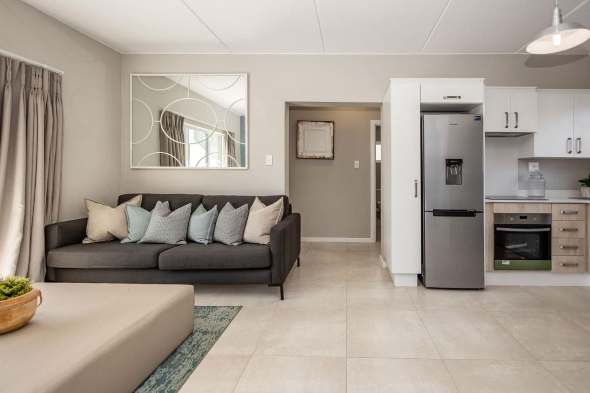 Stylish and Classic  2 Bed 1 Bath Apartment in Paulshof Sandton - Photo 5