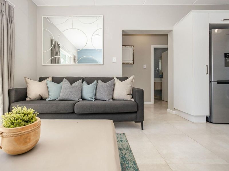 Stylish and Classic  2 Bed 1 Bath Apartment in Paulshof Sandton - Photo 9