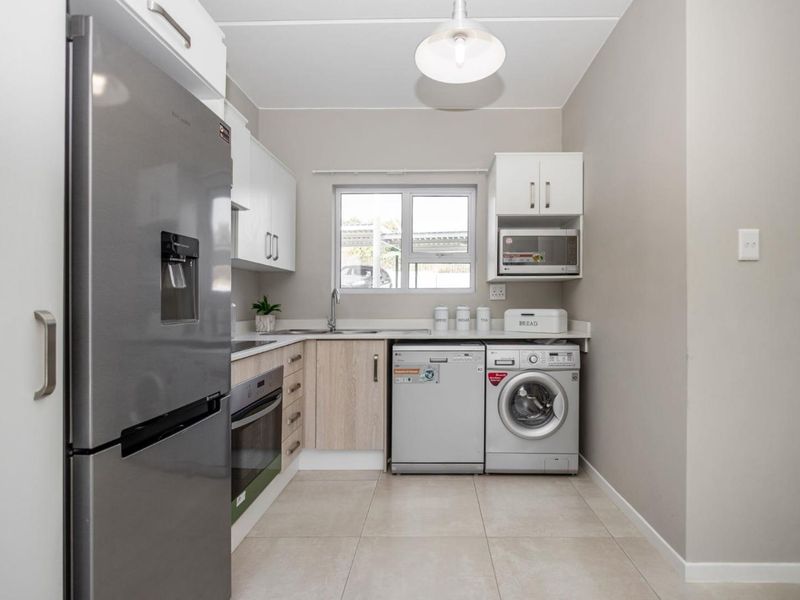 Stylish and Classic  2 Bed 1 Bath Apartment in Paulshof Sandton - Photo 6