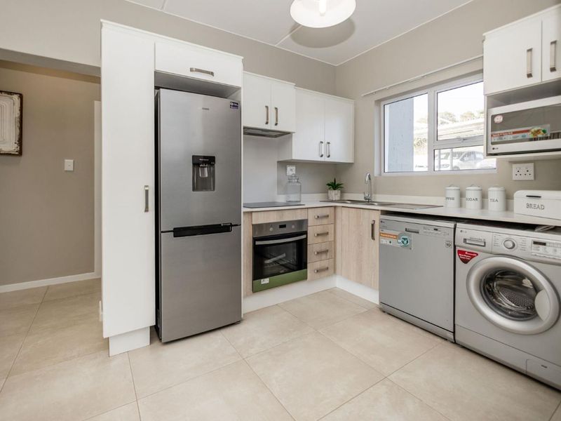 Stylish and Classic  2 Bed 1 Bath Apartment in Paulshof Sandton - Photo 7
